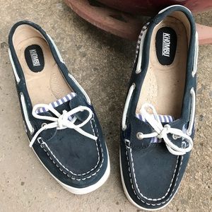 Navy boat shoes. Comfy insole.